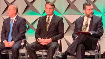 Jair Bolsonaro, flanqueado por su ministro de Economía, Paulo Guedes, y su canciller Ernesto Araújo, antes de su discurso frente a los CEO más poderosos de Brasil