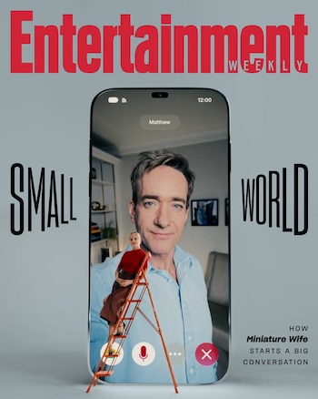 Portada de Entertainment Weekly con un smartphone mostrando a un hombre en videollamada y una mujer en miniatura subiendo una escalera. Título "Small World"
