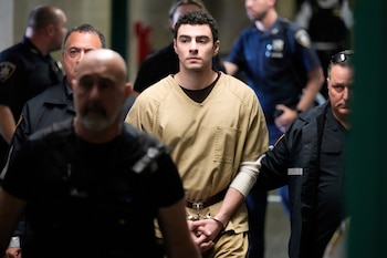 Luigi Mangione, de 28 años, enfrenta cargos por el asesinato de Brian Thompson, director ejecutivo de UnitedHealthcare (AP foto/Seth Wenig)