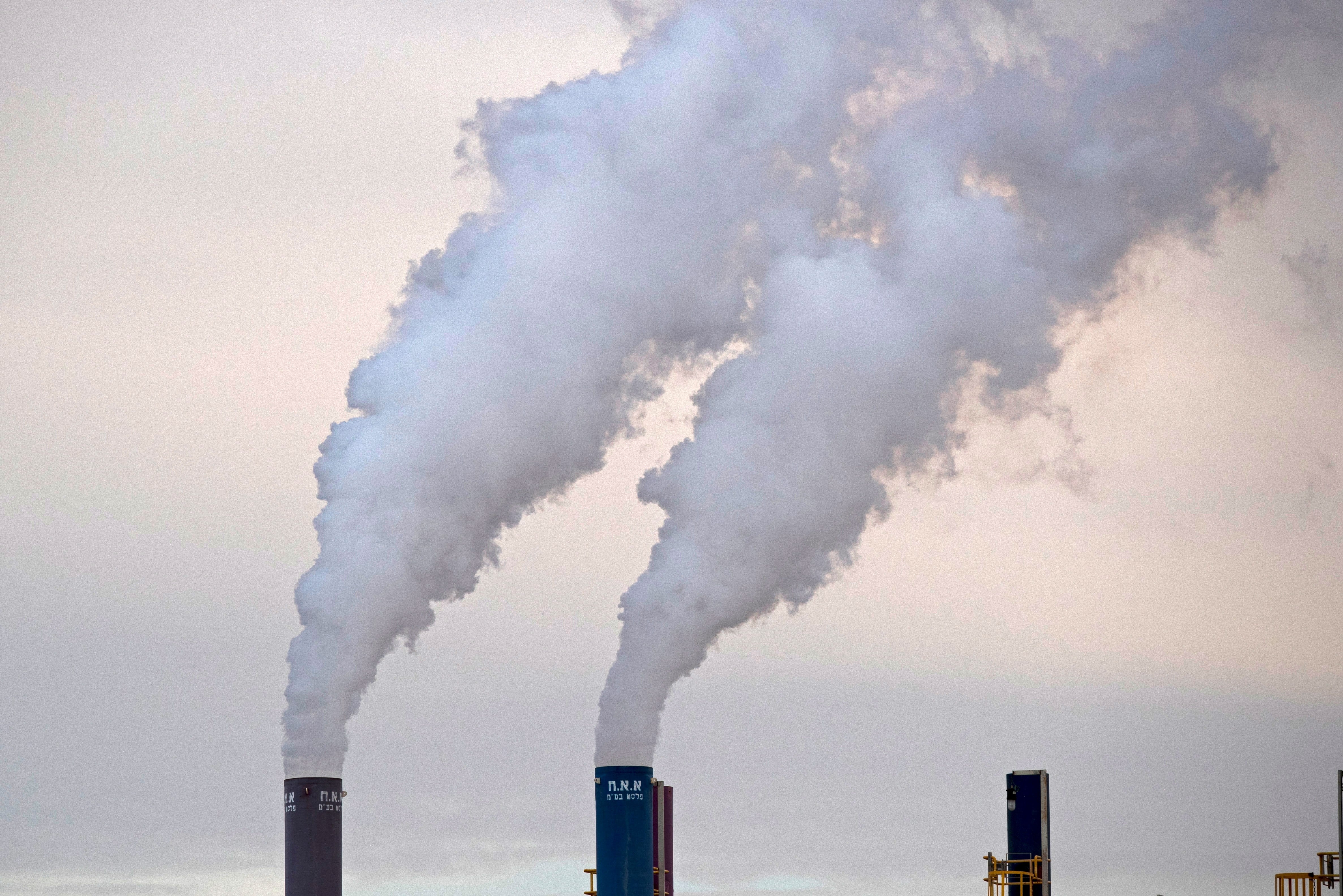 Mientras las emisiones energéticas crecieron 1,1% a nivel mundial, el salto se concentró en Estados Unidos, que venía reduciendo su huella de carbono durante una década (EFE/EPA/ATEF SAFADI)