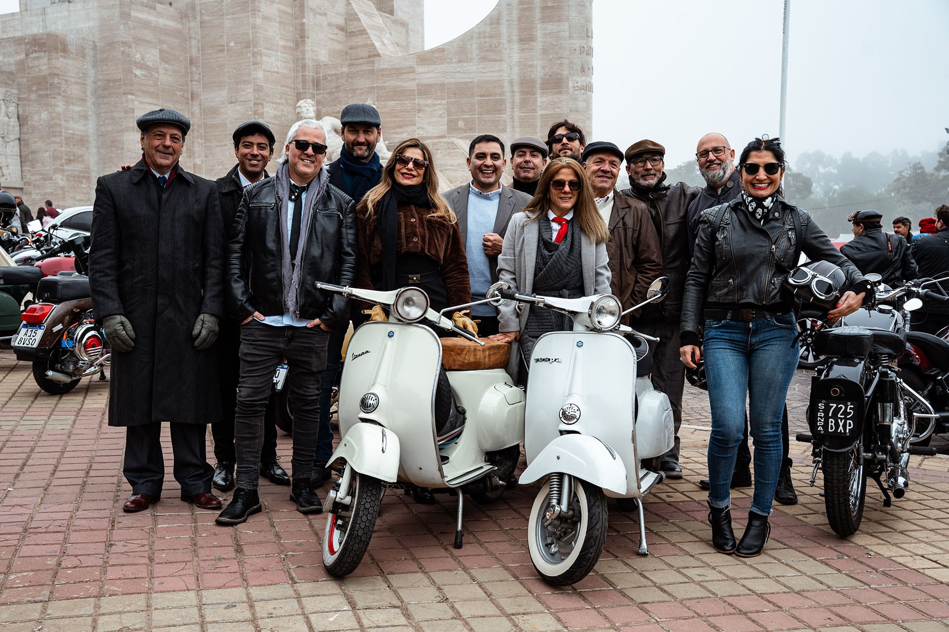 La organización mundial del DGR combina ropa elegante con motos de estilo clásico como café racer, bobbers, choppers, scooters clásicos y sidecars.