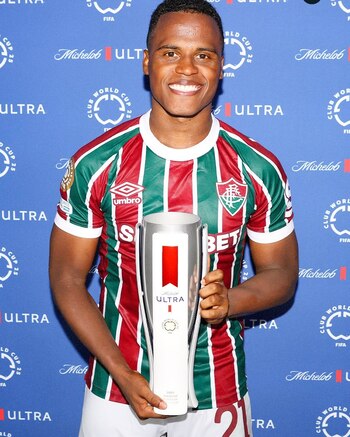 Jhon Arias con el trofeo