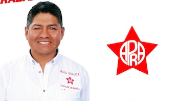 Raúl Sullca viste una camisa blanca con bordado de su candidatura, al lado del símbolo de la estrella roja del Partido Aprista Peruano