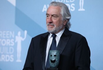 Robert De Niro posa tras