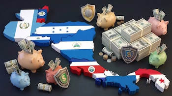 Mapas de países centroamericanos, billetes de cien dólares, monedas, alcancías de colores azul, naranja, rosa y verde, escudos plateados y dorados.