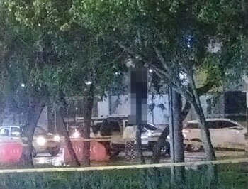 Los carros siguieron pasando a