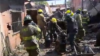 Los bomberos, entre garrafas, trabajando