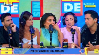 Cinco personas, tres mujeres y dos hombres, sentadas en un panel con micrófonos y auriculares en un set de televisión o podcast con el letrero "SIN + QUE DECIR"