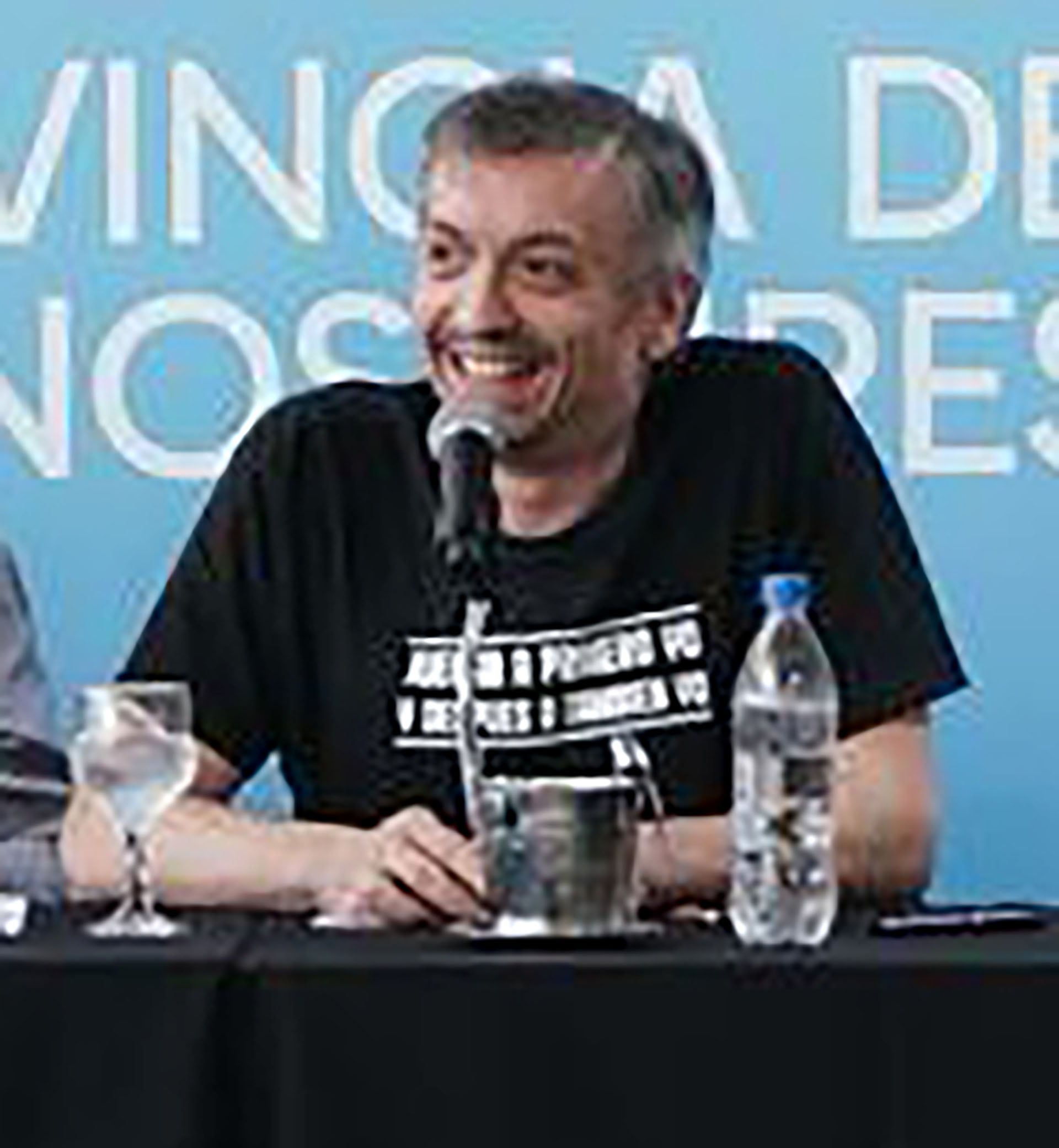 “Juegan a primero yo, y después a también yo”, razaba la remera negra que lució Máximo Kirchner