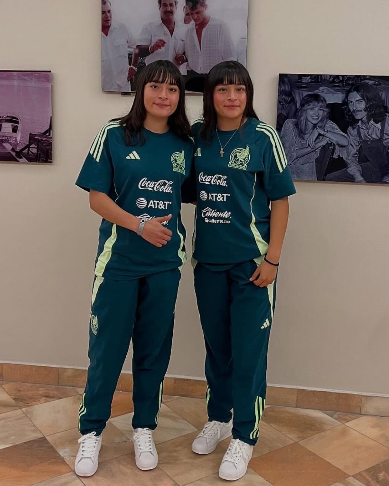 Cassandra junto a su hermana Adriana, también miembro de la Selección Mexicana Femenil de Playa. (Especial)