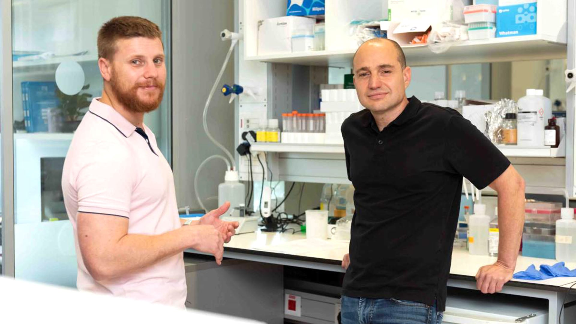 Los resultados se publicaron en la revista científica Immunity. En la foto,Dr. Nachum Nathan (izq) y Prof. Ziv Shulman (der) (Foto: Instituto Weizmann)