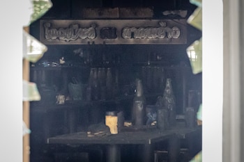 Botellas se ven sobre mesas calcinadas en el interior del bar musical donde el incendio provocó numerosas muertes en Bangkok (archivo/AP Foto/Wason Wanichakorn)