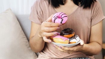 ¿Tomas antibióticos? Comer menos azúcar podría proteger tu microbioma