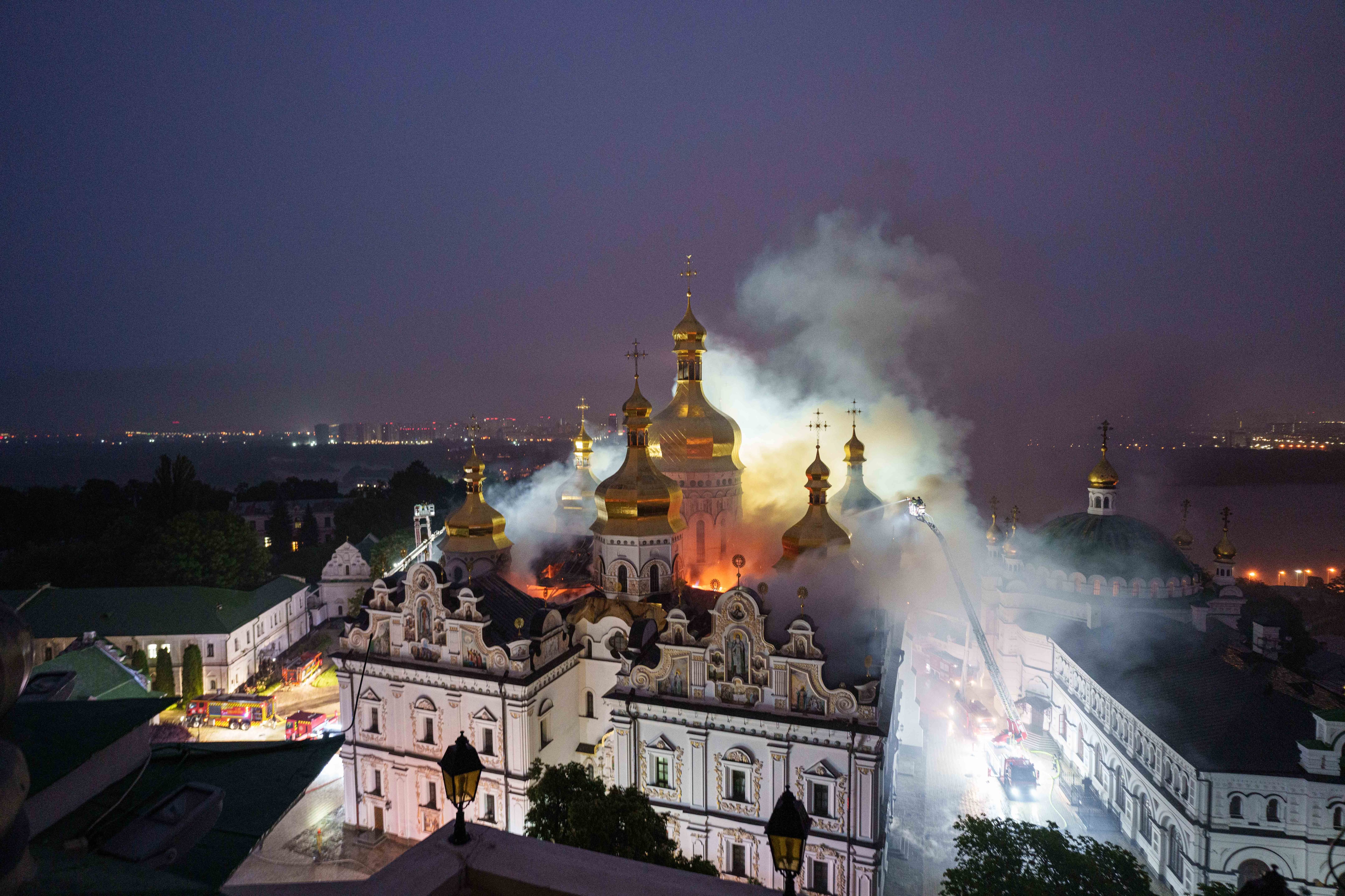 Bomberos intentan sofocar el incendio en la Catedral de la Dormición del Monasterio de las Cuevas de Kiev. Zelenski calificó el ataque como