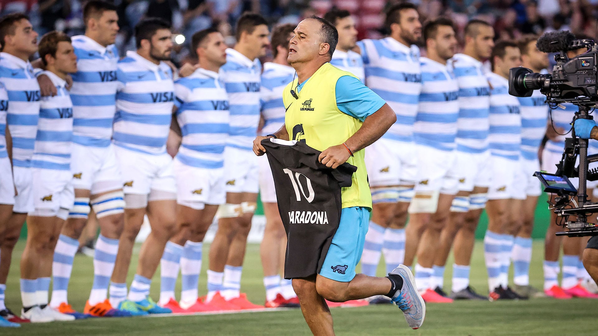 Los All Blacks homenajearon a Maradona con una camiseta antes del haka (Photo by DAVID GRAY / AFP) /