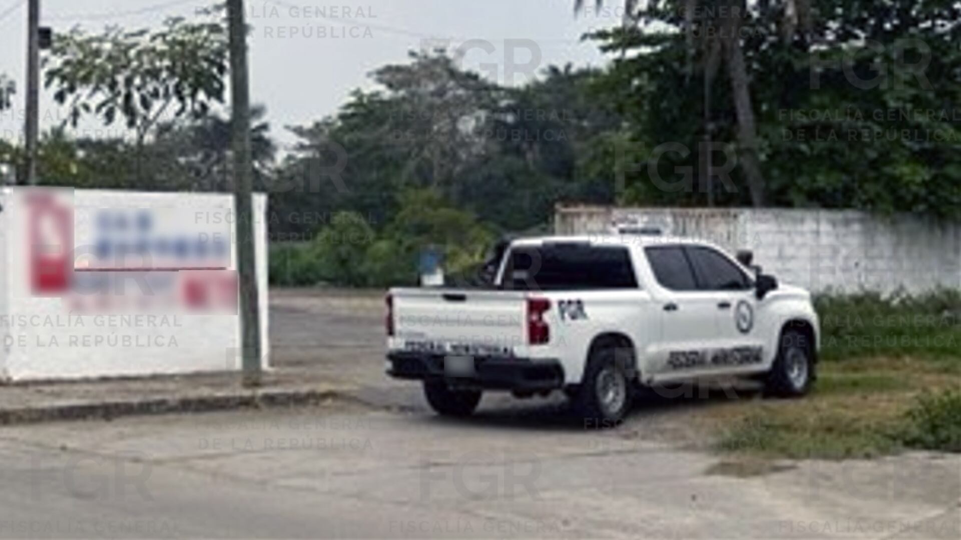 Un vehículo de la FGR bloqueó el acceso a la gasera. Crédito: FGR