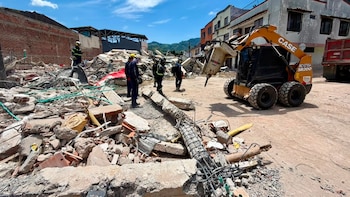 Los rescatistas sacaron con vida a Viviana Gil y a su hijo por el techo del edificio, después de encontrarlos en la parte superior de la estructura colapsada en Dosquebradas - crédito Alcaldía Dosquebradas