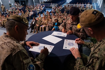 Los militares en la firma durante la toma de posesión de misión en Irak