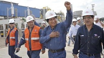 Evo Morales durante la nacionalización de los hidrocarburos el 1 de mayo de 2006, cuatro meses después de haber asumido la presidencia.