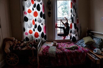 Lola Schiffer-Kehou observa a un