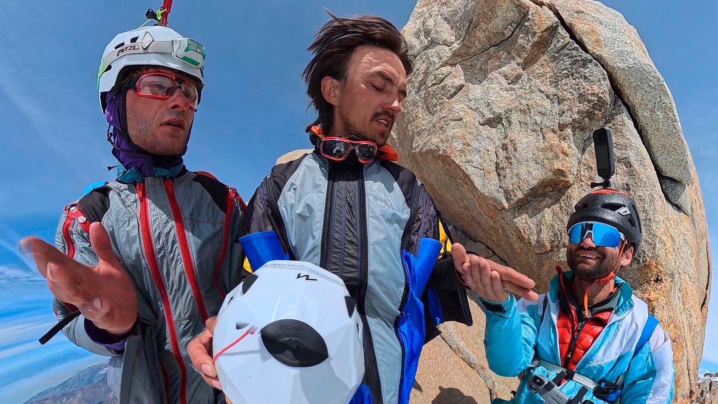 Konstantin Jäämurd, Vladimir Murzaev y Boris Egorov, listos para tirarse desde casi la cima del Fitz Roy