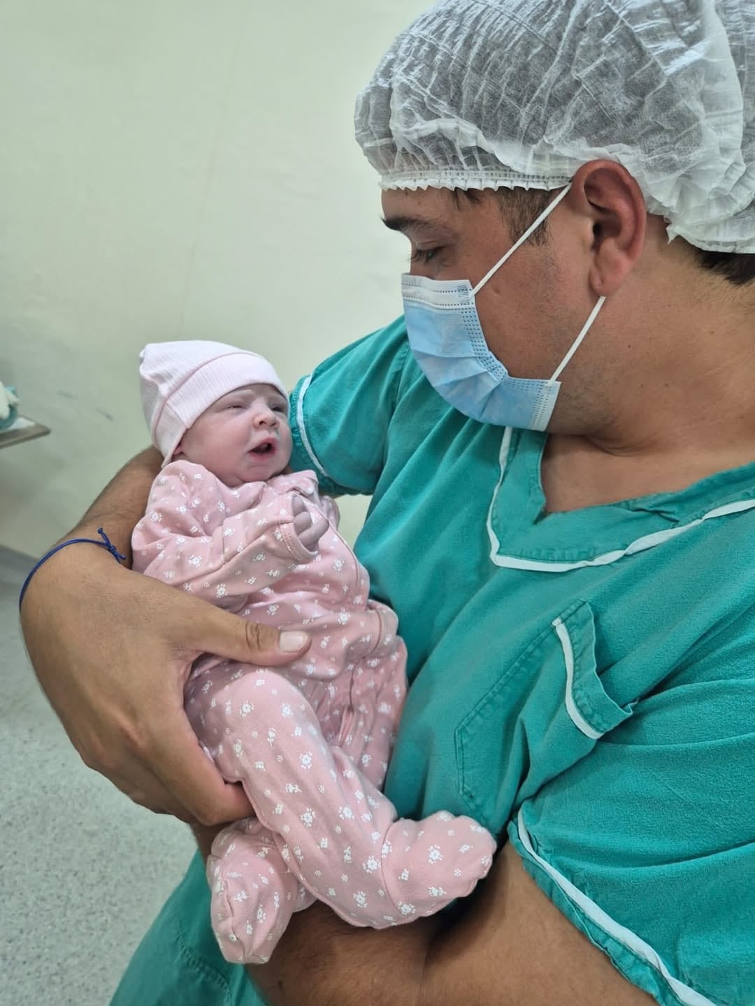Lucas Batistuta junto a su hija recién nacida