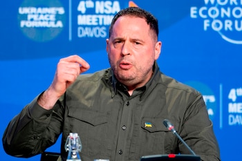 El ex jefe de la oficina del presidente de Ucrania, Andrii Yermak, habla durante una conferencia de prensa en Davos, Suiza, el 14 de enero de 2024 (AP/Markus Schreiber, Archivo)