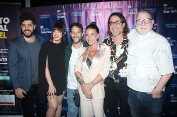 Flor Peña junto al elenco