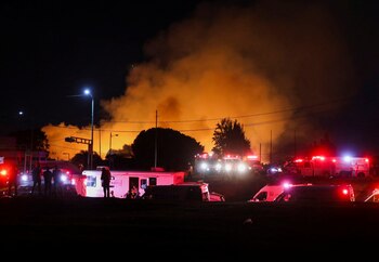 El fuego consumió dos bodegas en las que se almacenaban tarimas de madera, envases vacíos, semillas, PET y carbón. REUTERS/Luis Cortes