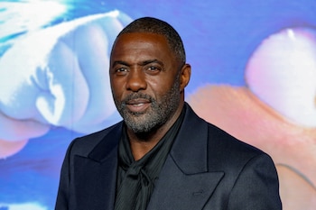 La actividad física de Idris Elba se apoya más en el kickboxing, el shadowboxing y el skipping que en las rutinas de gimnasio (REUTERS/Mina Kim)
