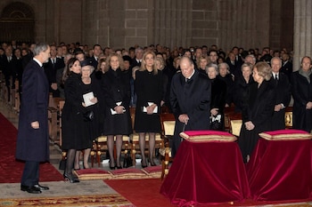 Los reyes eméritos, Juan Carlos y Sofía, Felipe VI, la reina Letizia y las infantas Elena y Cristina, en el funeral de Pilar de Borbón en El Escorial. (Emilio Naranjo/EFE)