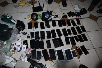 Preliminarmente se ha logrado el decomiso de: Teléfonos celulares, dinero en efectivo, paquetes que contienen presunta marihuana. (Cortesía: Ejército de Guatemala)