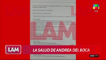 Una pantalla de televisión roja muestra un informe médico con texto blanco detallando hallazgos y conclusiones, y un banner con "LA SALUD DE ANDREA DEL BOCA"