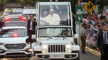 La evolución histórica del papamóvil reflejó los avances del transporte y la adaptación del Vaticano a la tradición, la seguridad y la cercanía con los fieles (REUTERS/Claudio Santana)