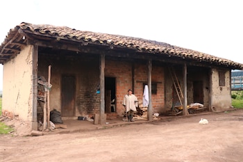 Edelberto Portilla posa en la entrada de su casa el pasado 25 de junio de 2020, desde la comunidad de Calle Larga, en la frontera entre Ecuador y Colombia. EFE/ Xavier Montalvo