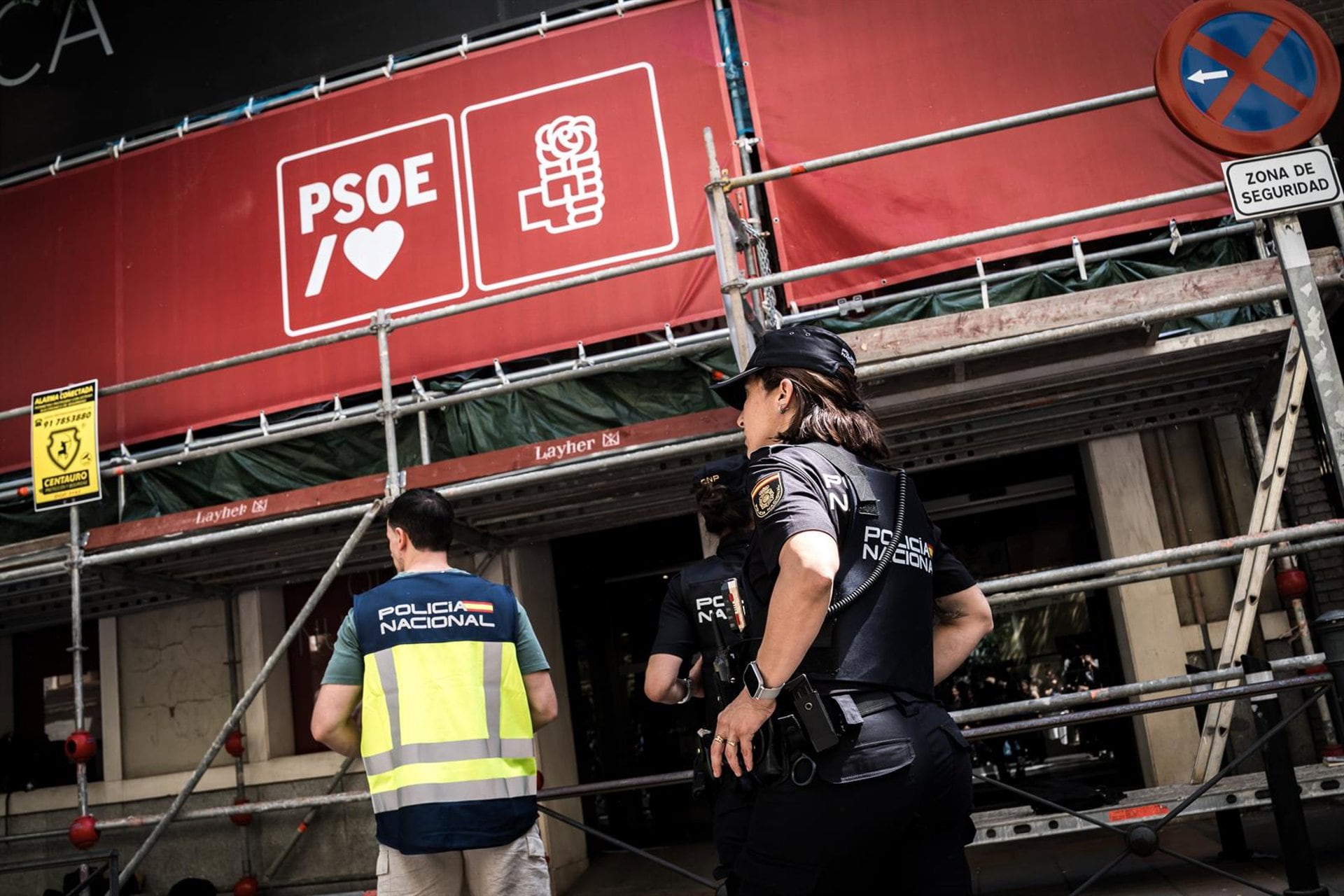 Agentes de la Policía Nacional en la sede nacional del PSOE en la calle Ferraz de Madrid. (Diego Radamés / Europa Press)