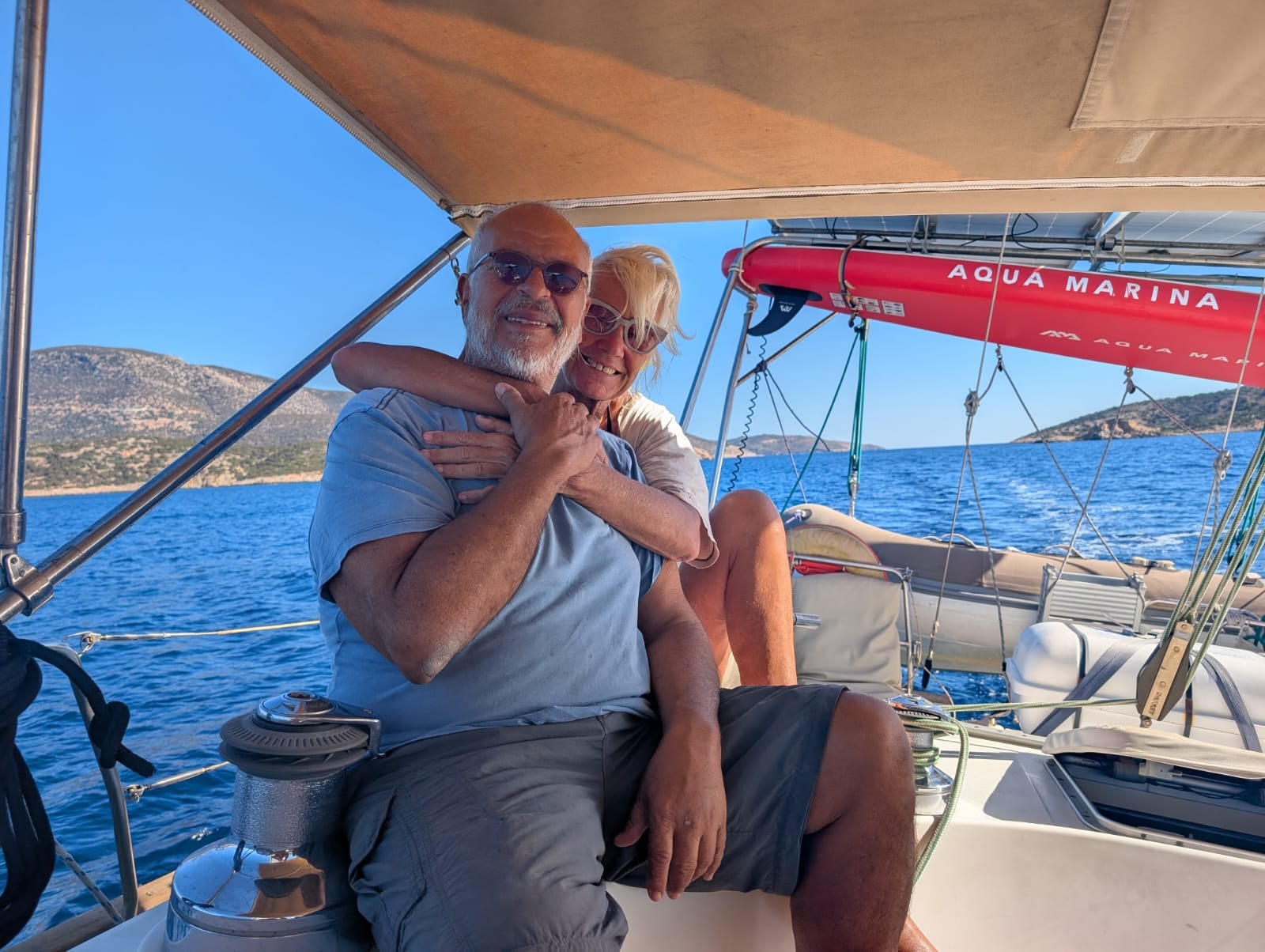 La vida en el barco combina navegación, snorkel, natación, energía solar, desalinizador y asistencia médica internacional para sostener una rutina autosuficiente