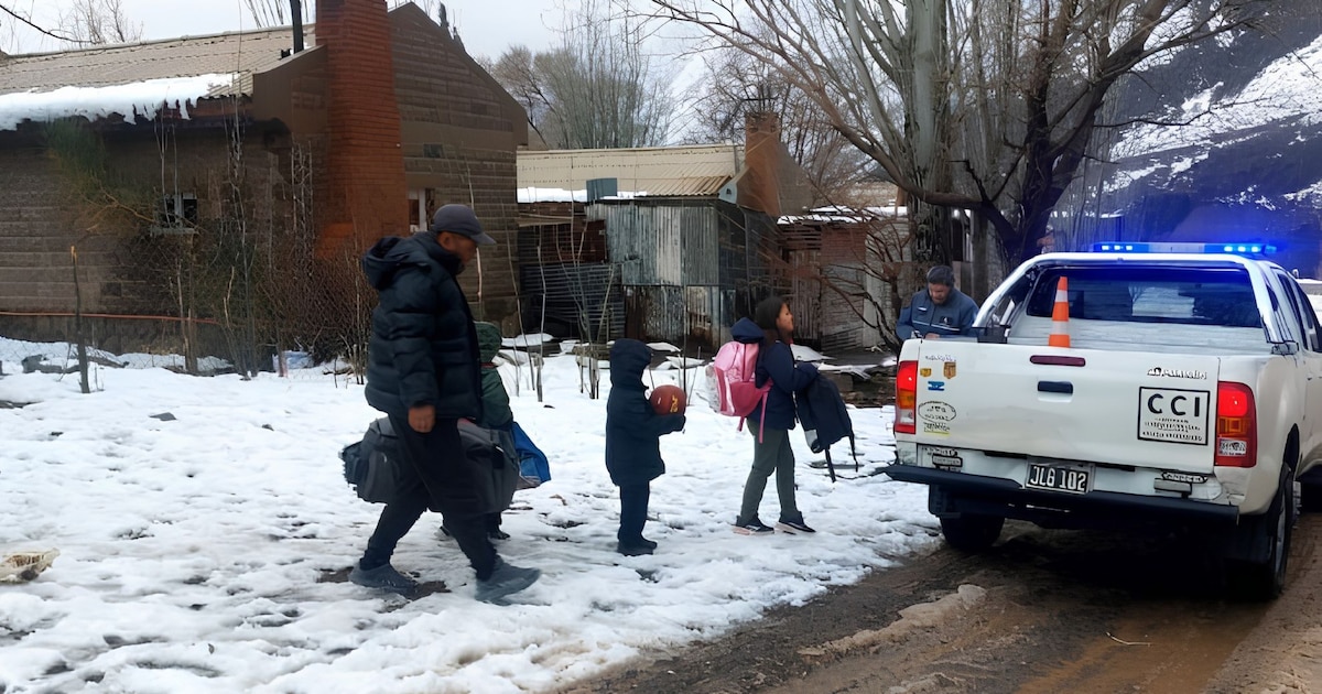 Emergencia en la cordillera de Mendoza: rescatan a más de 100 personas en medio de fuertes nevadas