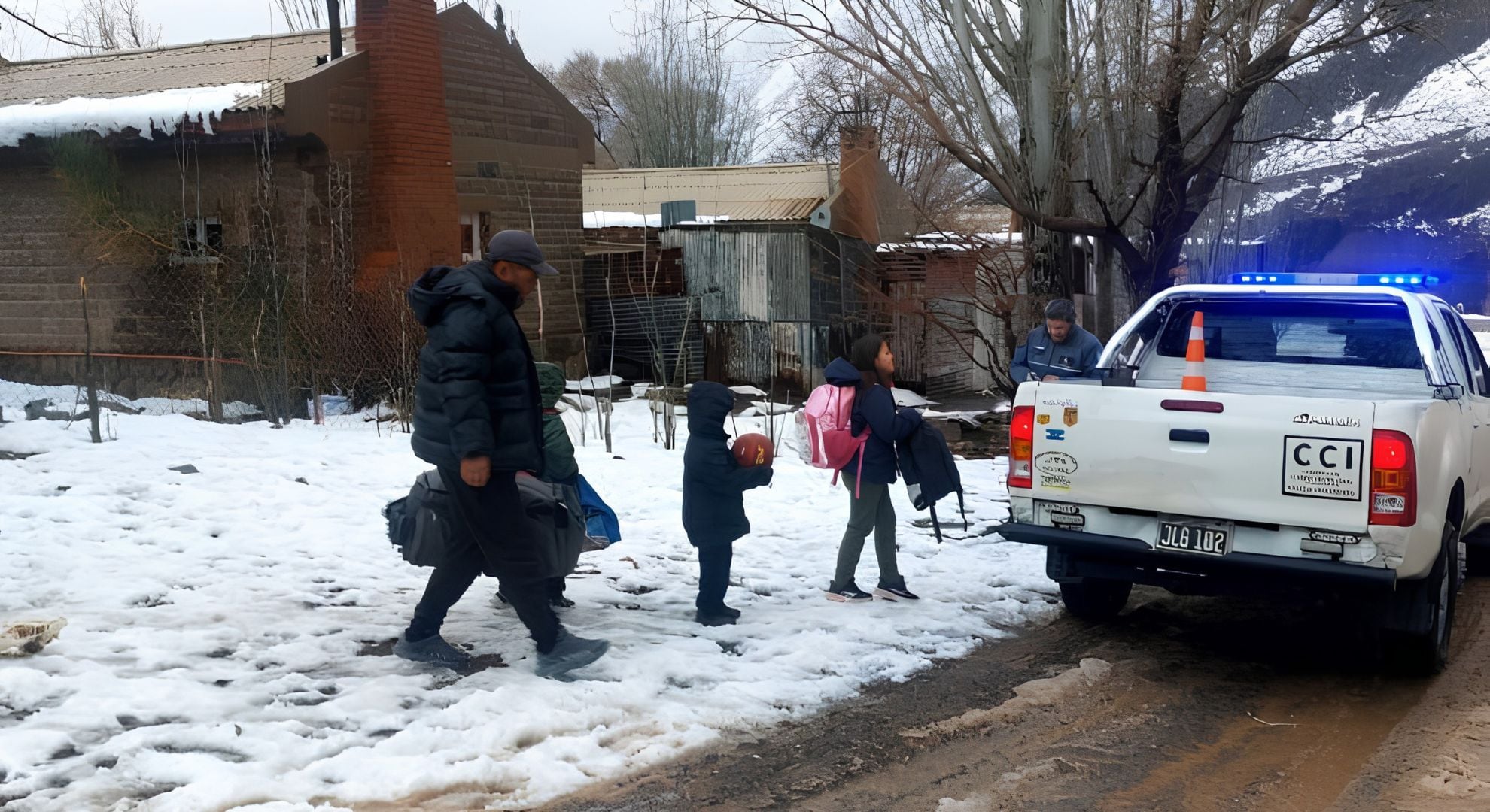 Evacuaron a más de 100 personas por el temporal de nieve en Mendoza y activaron una alerta amarilla por viento zonda