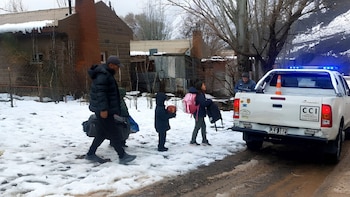 Evacuaron a más de 100 personas por el temporal de nieve en Mendoza y activaron una alerta amarilla por viento zonda