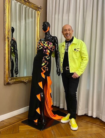 El diseñador Claudio Cosano junto