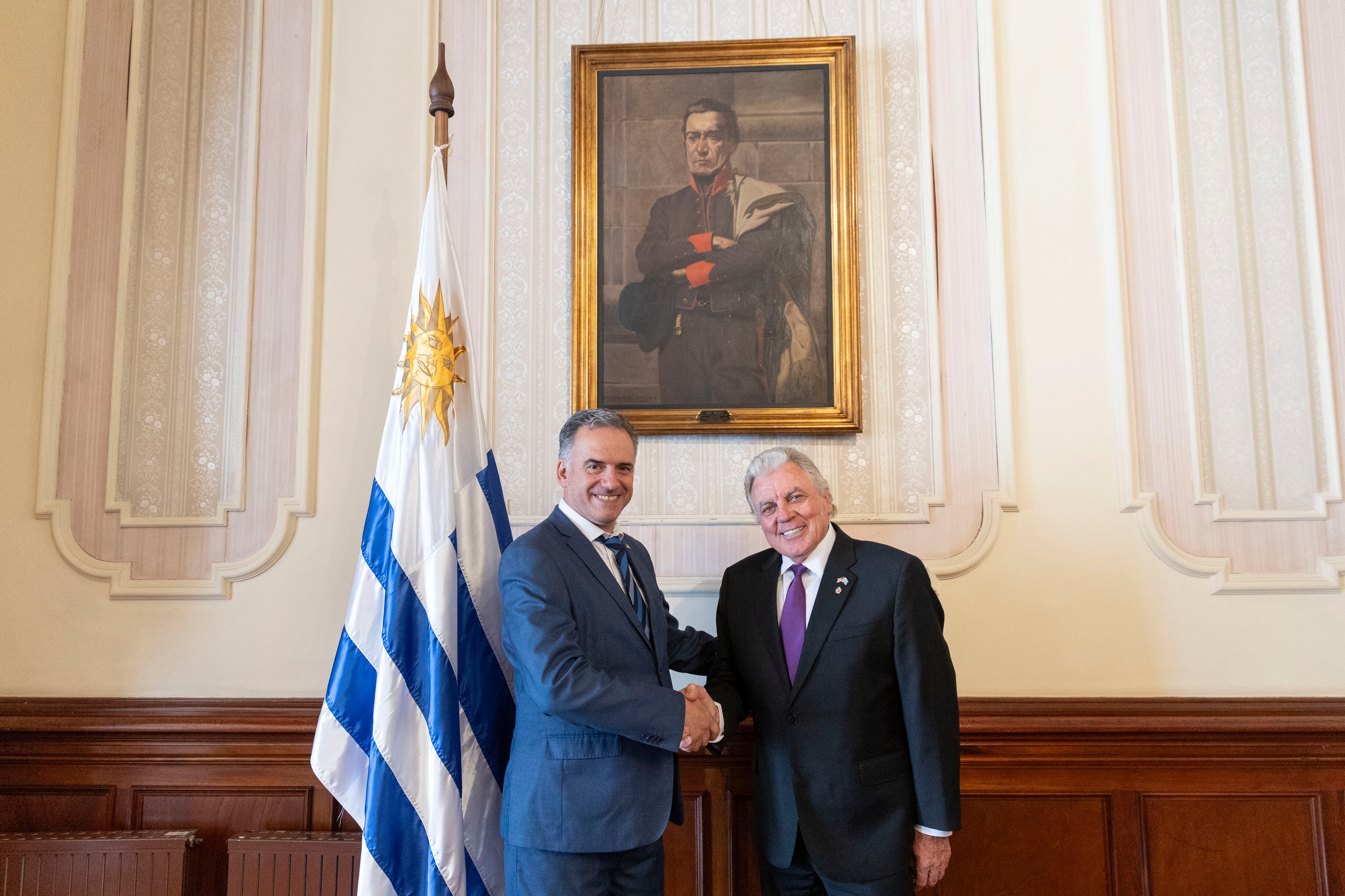 El presidente de Uruguay, Yamandú Orsi, junto al embajador de Estados Unidos en el país, Lou Rinaldi (Camilo dos Santos Ayala, Presidencia)