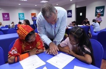 El proyecto combina materiales auto instructivos, clases radiales y el apoyo de 34 maestros voluntarios. (Mides)