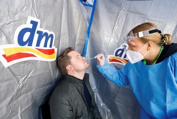 FOTO DE ARCHIVO: Una trabajadora