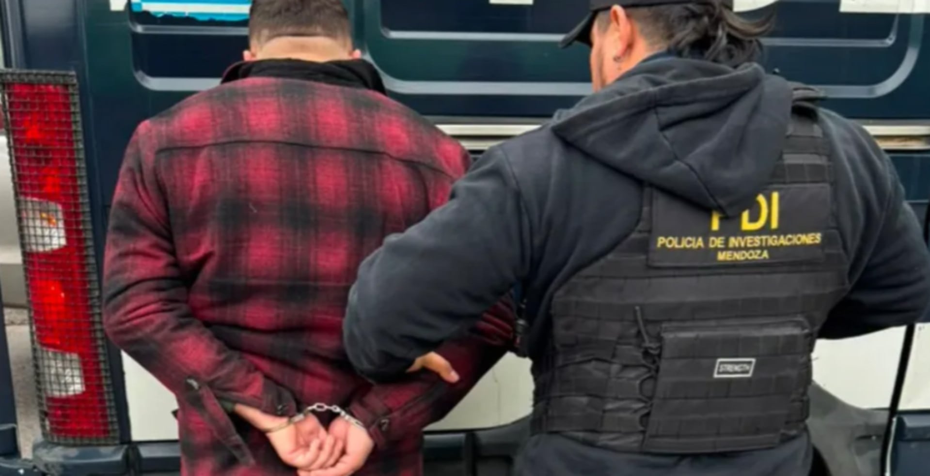Un agente de la Policía de Investigaciones de Mendoza esposó a un ciudadano chileno detenido por robo con uso de inhibidores de señal (Dairio Los Andes)