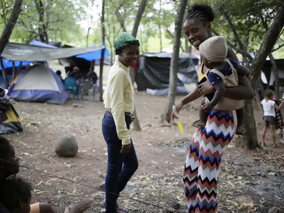 Alrededor de 200 personas participan en el campamento instalado frente a la Corte Suprema de Justicia. (Foto: EFE / Gustavo Amador)