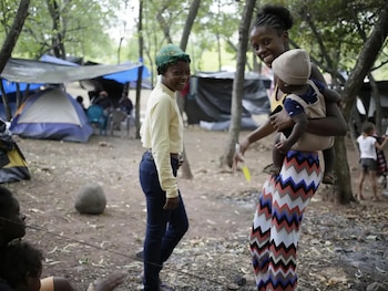 Alrededor de 200 personas participan en el campamento instalado frente a la Corte Suprema de Justicia. (Foto: EFE / Gustavo Amador)