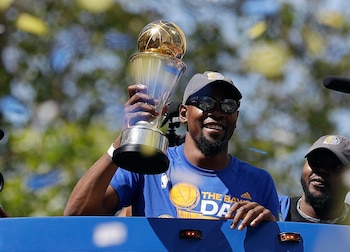 Kevin Durant ganó dos títulos de la NBA con los Golden State Warriors (AP Photo/Marcio Jose Sanchez)