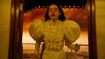 Emma Stone se transforma drásticamente