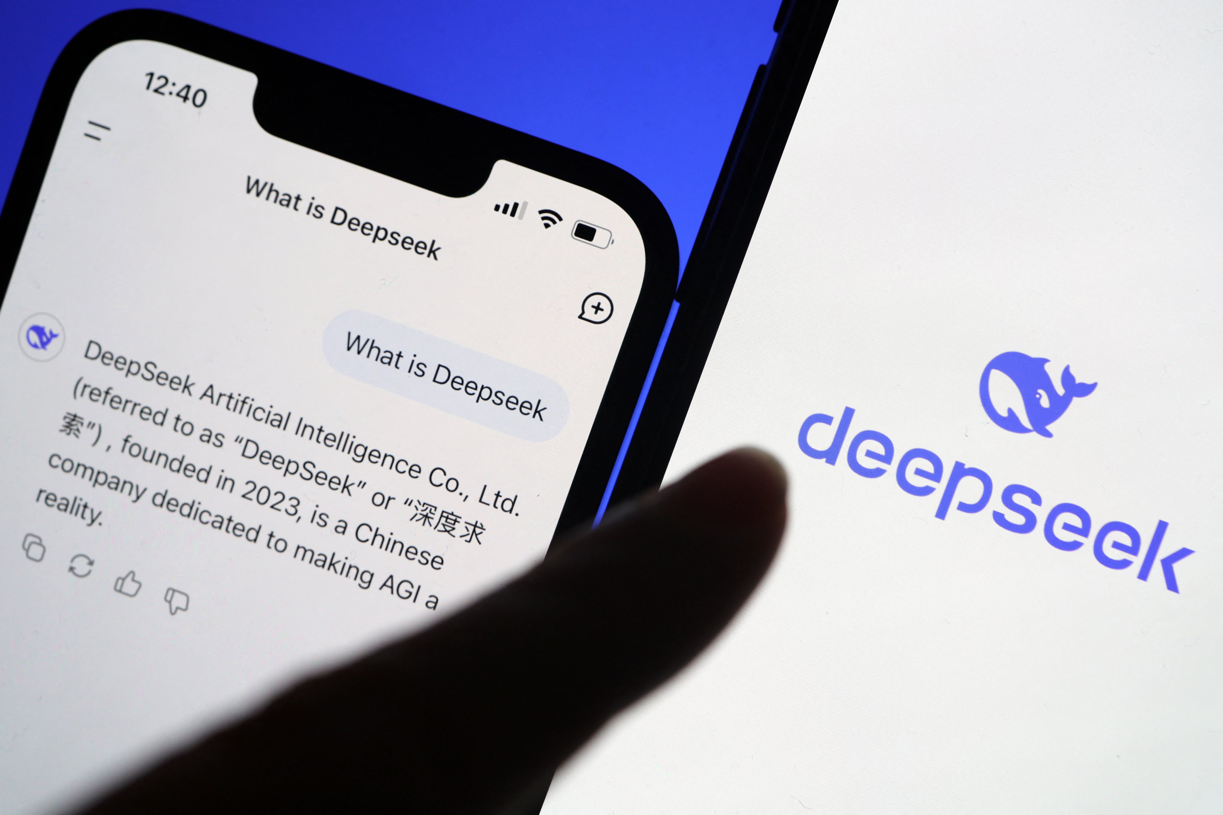 OpenAI acusó a DeepSeek ante legisladores estadounidenses por extraer información de sus modelos mediante técnicas de destilación. (REUTERS/Florence Lo/Illustration)